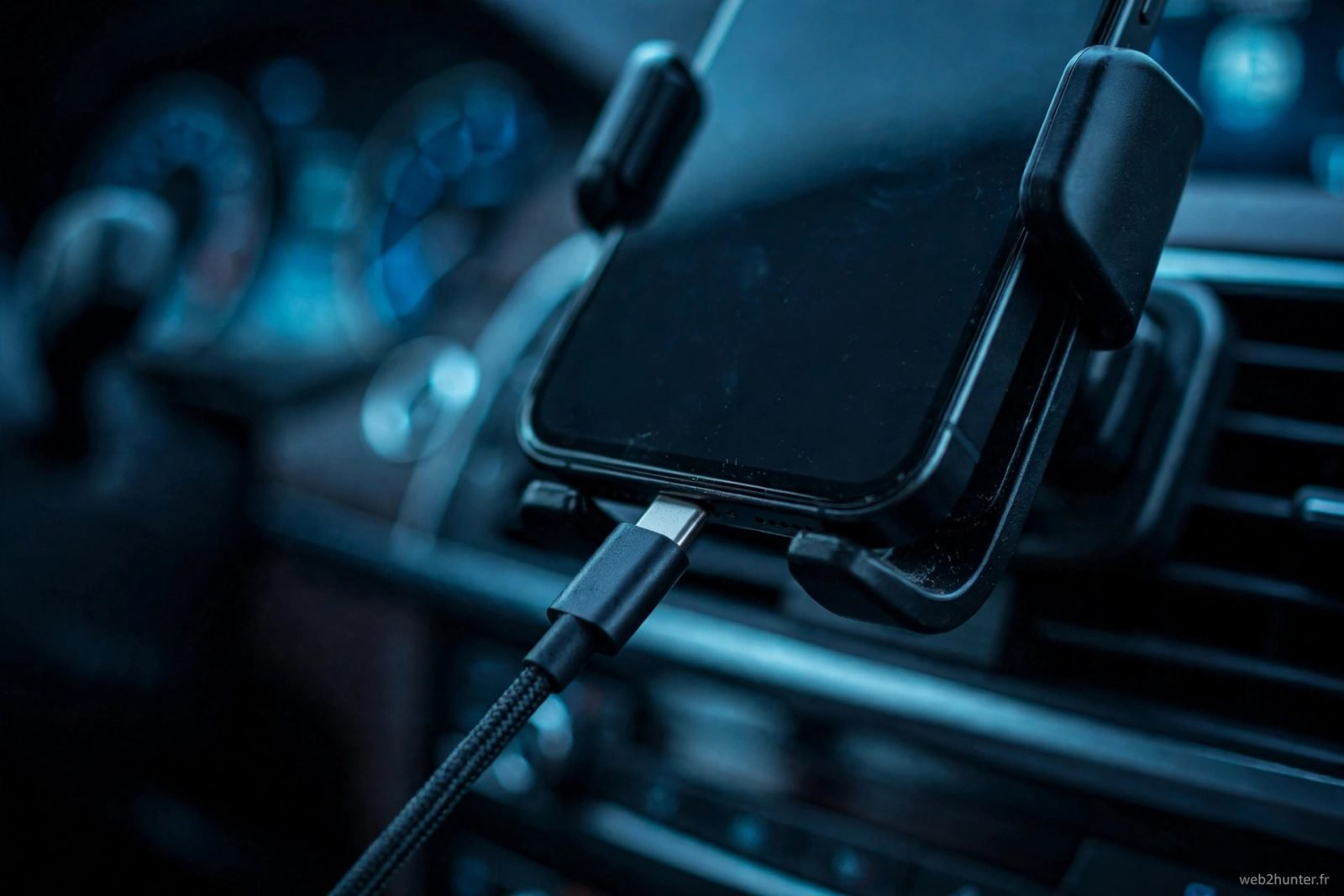 Câble de charge qui se débranche en roulant : 6 solutions pour en finir